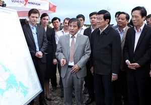 President Truong Tan Sang inspects the implementation of the Vung Ro oil refinery. (Photo:VNA)